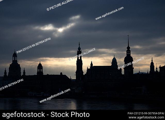 15 December 2023, Saxony, Dresden: The old town backdrop with the Frauenkirche (l-r), the Ständehaus, the Hofkirche, the town hall