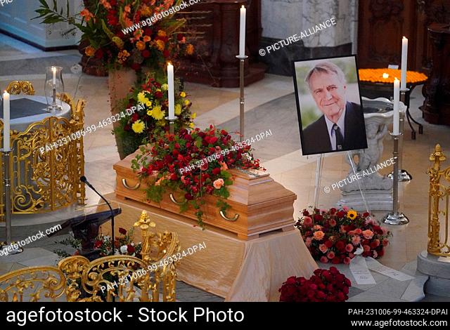 06 October 2023, Hamburg: The coffin and a photo stand in front of the funeral service for former Hamburg mayor Hans-Ulrich Klose in the Hauptkirche St