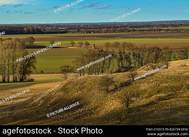 13 March 2021, Brandenburg, Mallnow: View from the slopes at the edge of the Oderbruch, a region in the east of the state of Brandenburg