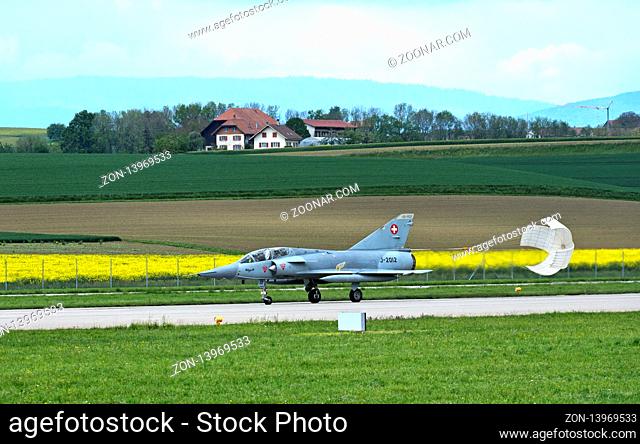 Oildtimer Kampfflugzeug Mirage III landet mit Bremsschirm, Schweizer Luftwaffe, Militärflugplatz Payerne, Schweiz / Vintage fighter jet Mirage III landing with...