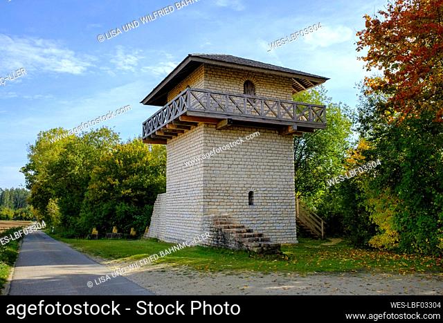 Germany, Bavaria, ¶ÿErkertshofen, Roadside watchtower in Altmuhl Valley Nature Park