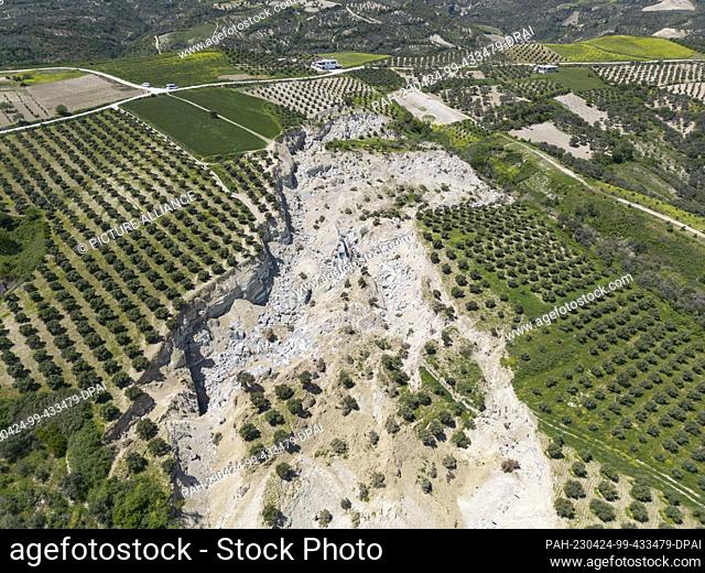 24 April 2023, Turkey, Antakya: Several hundred meters long and more than twenty meters deep is a fissure caused by the earthquake in February