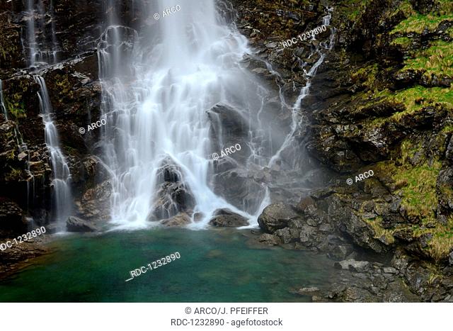 Froda-Wasserfall, Valle Verzasca bei Sonogno, Froda, Tessin, Schweiz