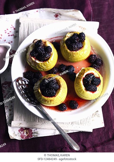 Baked apples with vanilla cream and blackberries