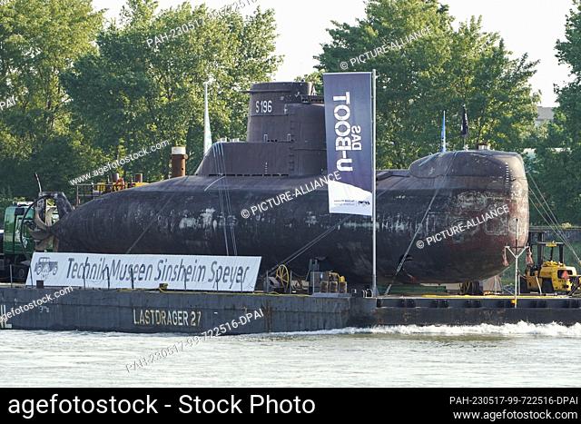 17 May 2023, Rhineland-Palatinate, Altrip: A decommissioned submarine U17 sails on the Rhine near Mannheim on a transport ship to the natural harbor of Speyer