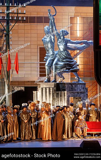 12 September 2023, Hamburg: Scene with the choir during the photo rehearsal of the opera ""Boris Godunov"" by Modest Mussorgsky