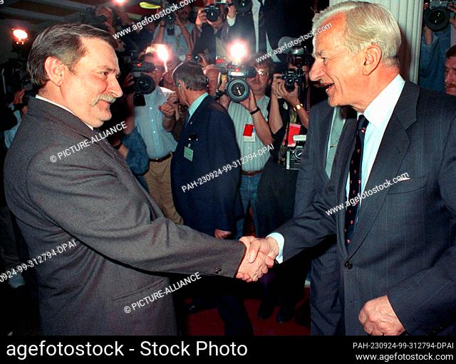 FILED - 03 May 1990, Poland, Danzig: The then German President Richard von Weizsäcker (r) meets the Polish labor leader Lech Walesa (l) in Gdansk as part of his...