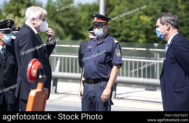 Horst SEEHOFER (Federal Minister of the Interior) with face mask, mask, speaks to Austrian border officials. Re: Markus SOEDER (Minister President Bavaria and...