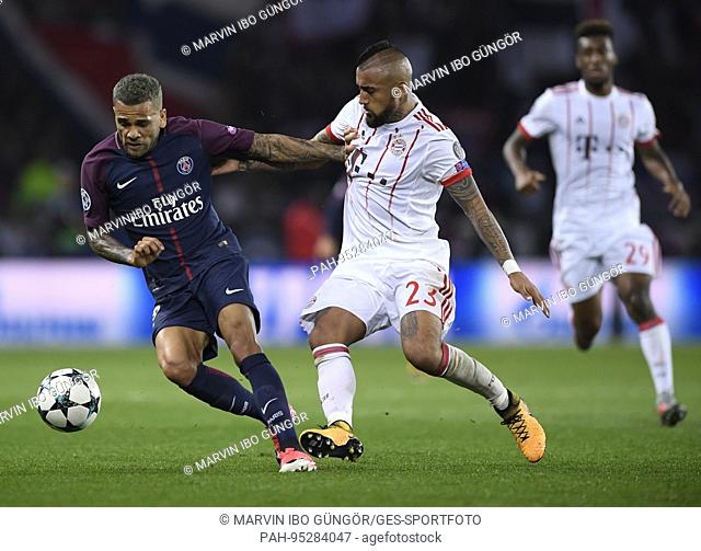 Dani Alves (Paris Saint-Germain) versus Arturo Vidal (FCB), im Hintergrund Kingsley Coman (FCB) GES/ Fussball/ Champions League: Paris Saint-Germain - FC Bayern...