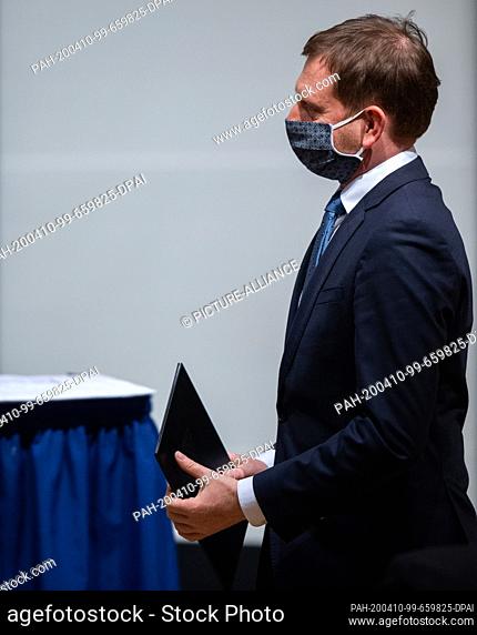 09 April 2020, Saxony, Dresden: Michael Kretschmer (CDU), Prime Minister of Saxony, goes to the rendering desk during a special session of the Saxon State...