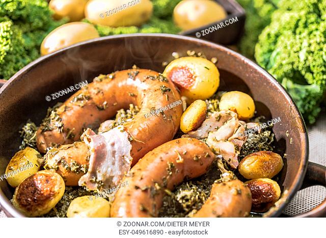 Grünkohl mit Bregenwurst und Röstkartoffeln