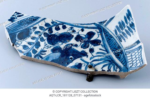 Fragment Chinese porcelain dish repaired with staples, plate dish crockery holder soil find ceramic porcelain brass copper metal, w 8