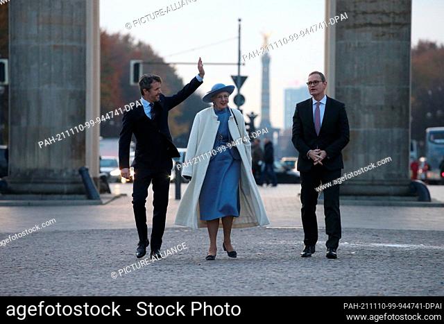 10 November 2021, Berlin: Frederik (l-r), Crown Prince of Denmark, Queen Margrethe II of Denmark, and Michael Müller (SPD), Berlin's Governing Mayor