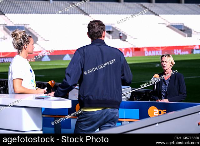 Josephine Henning and coach Martina Voss-Tecklenburg (DEU) with ZDF presenter Sven Voss. GES / Football / EM Qualification Women: Germany - Ireland, 19