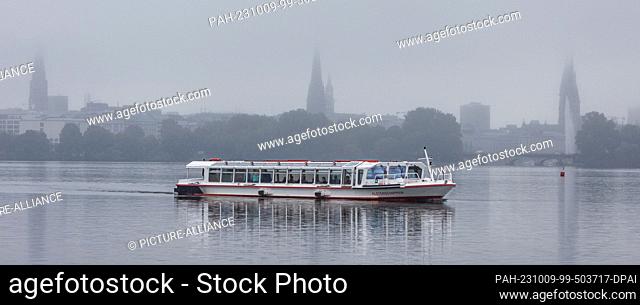 09 October 2023, Hamburg: An Alster steamer sails through light drizzle on the Outer Alster in hazy weather. Photo: Markus Scholz/dpa