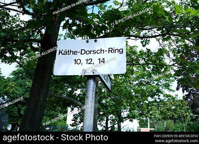 09 September 2020, Berlin: A sign points to the Käthe-Dorsch-Ring in Rudow. In the morning two objects, among others in the Käthe-Dorsch-Ring