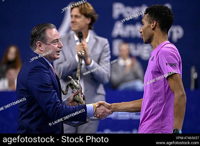 N-VA chairman Bart De Wever and Canadian Felix Auger-Aliassime pictured during the ceremony after the men's singles final match between Canadian Auger-Aliassime...