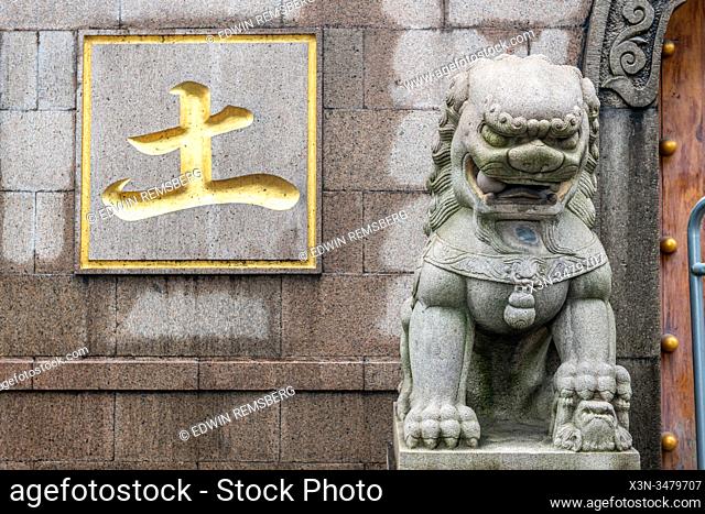 Lion statues outside of the Jing'an Temple , Shanghai, China