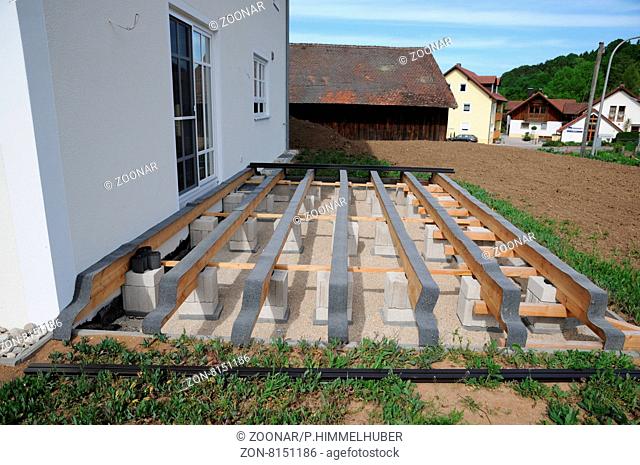 Holzterrasse bauen, building a wooden deck, Teerpappstreifen zum Holzschutz