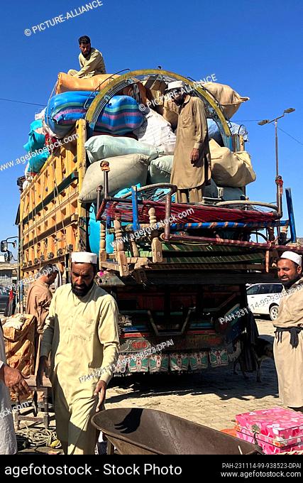 10 November 2023, Pakistan, Torcham: Thousands of Afghans are currently leaving Pakistan every day. At the Torcham border crossing