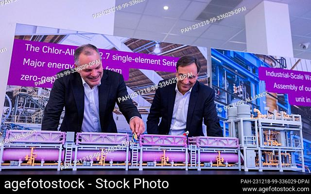 18 December 2023, North Rhine-Westphalia, Dortmund: Werner Ponikwar (l), CEO, and Arno Pfannschmidt, CFO, stand behind a model of an electrolyzer module before...
