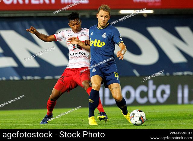 Essevee's Novatus Dismas Miroshi and Union's Senne Lynen fight for the ball during a soccer match between SV Zulte Waregem and Royale Union Saint-Gilloise RUSG