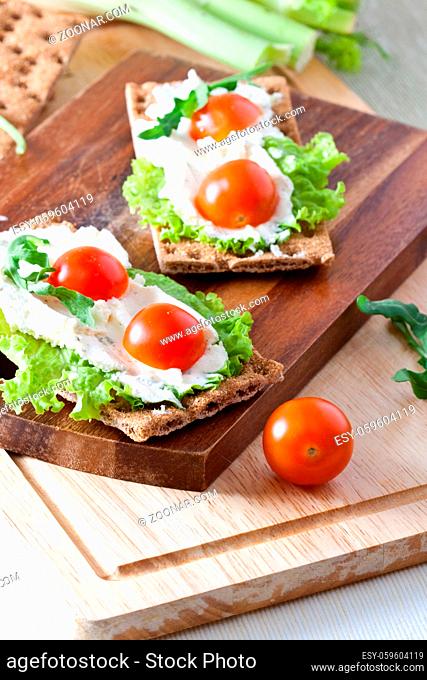 Crispbread with cheese, lettuce and cherry tomatoes