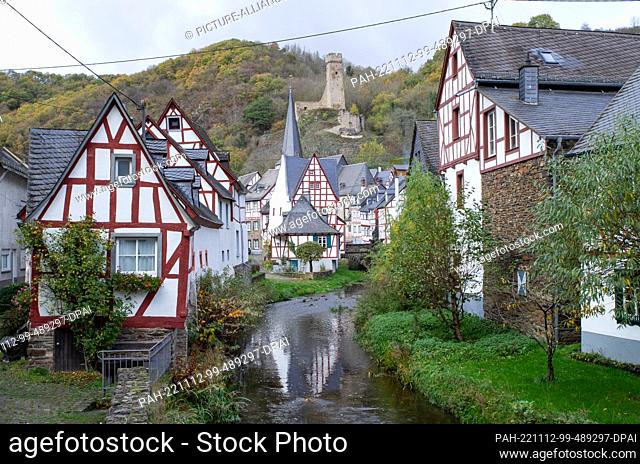 PRODUCTION - 04 November 2022, Rhineland-Palatinate, Monreal: Numerous half-timbered houses line the Elzbach River, which flows through the village