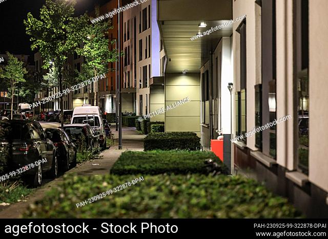 ILLUSTRATION - 25 September 2023, Berlin: Cars parked in front of newly built apartment buildings. The German government