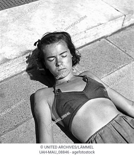 Eine junge Frau nimmt ein Sonnenbad, Deutschland 1930er Jahre. A young woman taking a sunbath, Germany 1930s