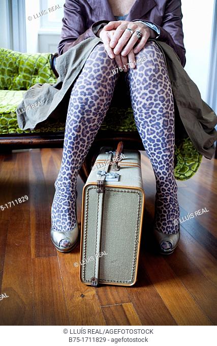 primer plano de mujer sentada con maleta, espera, close-up of woman sitting with suitcase, waiting