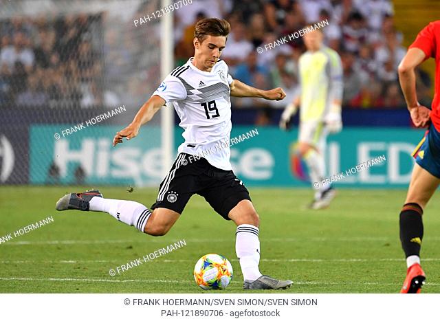Florian NEUHAUS (GER), action, single action, single image, cut out, full body shot, whole figure. Spain (ESP) - Germany (GER) 2-1, at 30.06