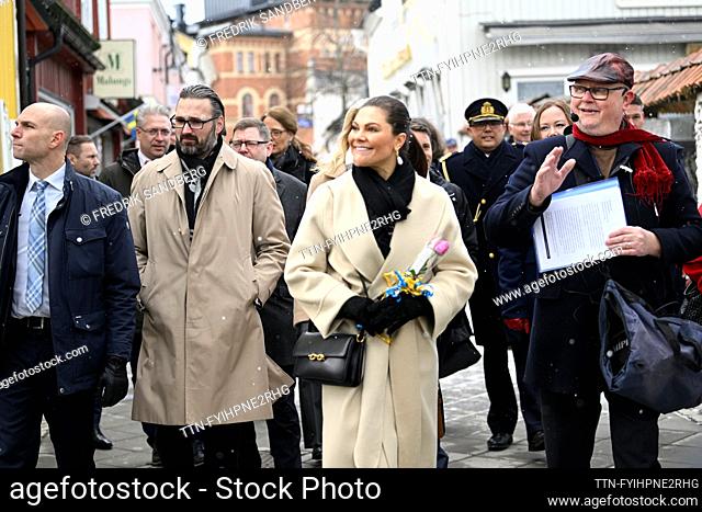 NORRTÄLJE 20220329 Kronprinsessan Victoria och guiden Michael Blum (i keps) under en stadsvandring i Norrtälje. Kronprinsessan deltar på tisdagen i Norrtälje...