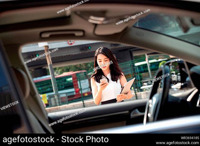 Young woman to the car