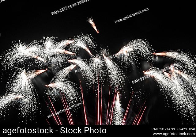 PRODUCTION - 14 December 2023, Bremen, Bremerhaven: The fireworks company Comet presents its latest products for New Year's Eve fireworks at a sample shooting