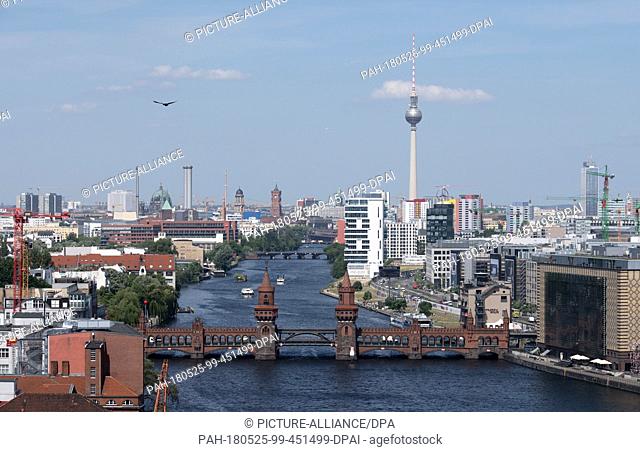 24 May 2018, Germany, Berlin: Excursion boats near the Oberbaumbruecke bridge, which connects Berlin's Friedrichshain and Kreuzberg areas