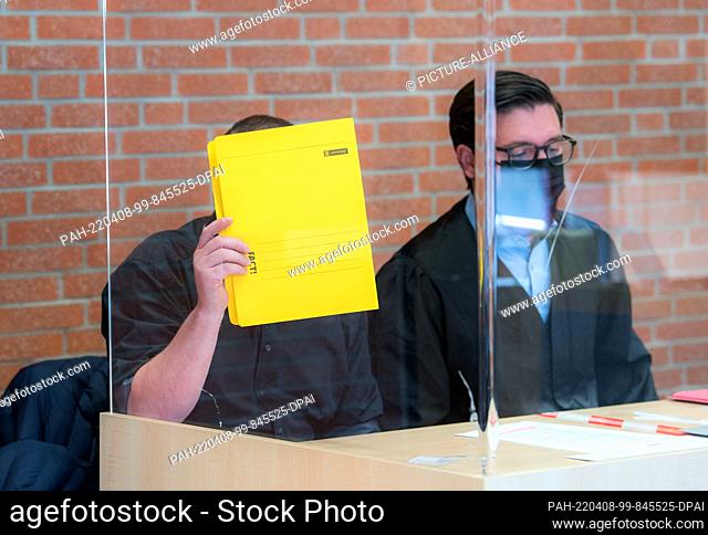 08 April 2022, Schleswig-Holstein, Itzehoe: A man (l) accused of a fatal jet ski accident on the Elbe River sits in the district court next to his defense...