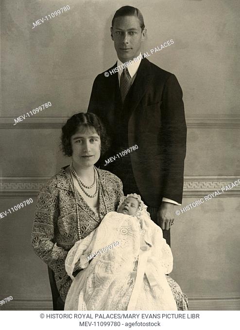 El duque y la duquesa de York con su hija Princesa Elizabeth, después la reina Isabel II. El duque y la duquesa de York se convirtieron luego en el rey Jorge VI...