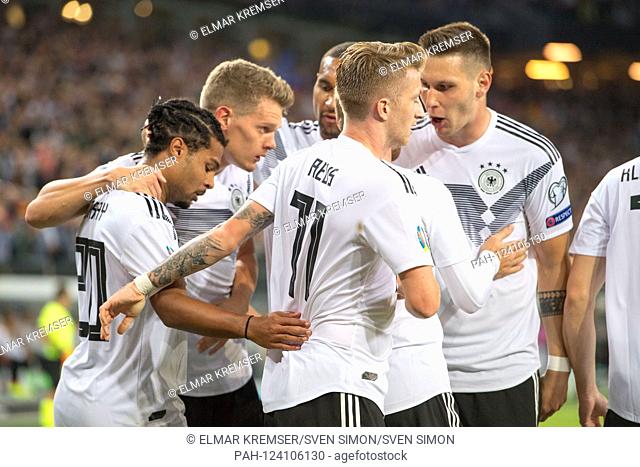 goalkeeper Serge GNABRY (left, GER) and ide German players jiggle over the goal to 1: 0 for Germany, gesture, gesture, jubilation, cheers, cheering, joy, cheers