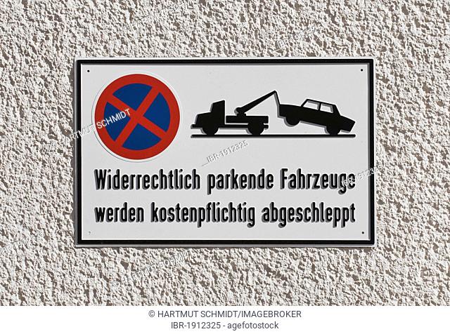 No parking sign indicating that widerrechtlich geparkte Fahrzeuge werden kostenpflichtig abgeschleppt, German for illegally parked cars will be towed away