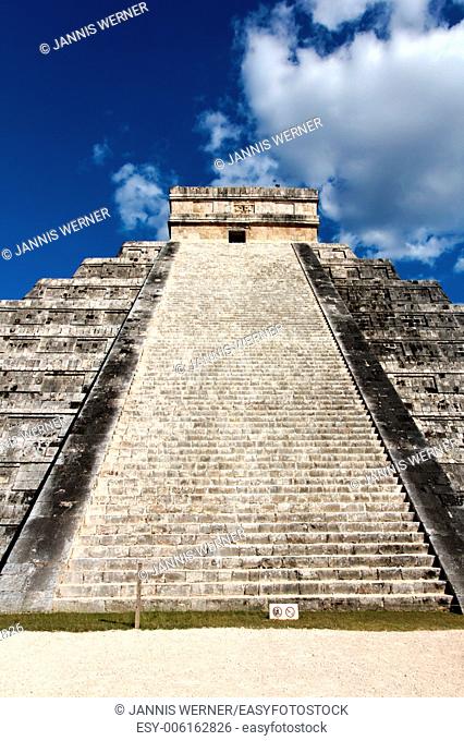 El Castillo, temple pyramid to Mayan serpent god Kukulkan, in Chichen Itza, Yucatan, Mexico