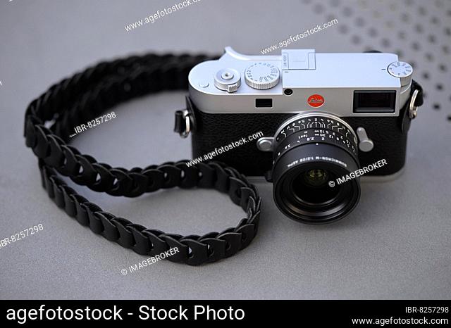 Studioaufnahme Leica M11 Gehäuse silbern verchromt (2022) () mit Sonderedition Summicron-M 2, 0 28 ASPH schwarz matt lackiert (2022), Baden-Württemberg