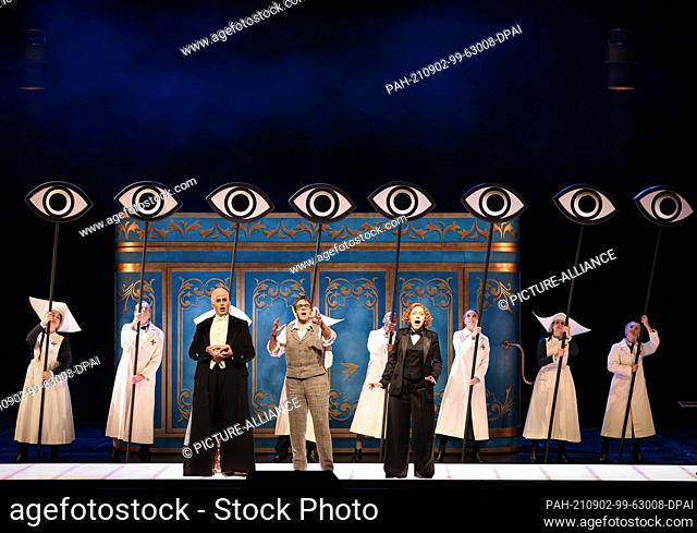 30 August 2021, Hamburg: Luca Pisaroni (l-r), Benjamin Bernheim, Angela Brower and members of the ensemble stand on stage at the Staatsoper during a photo...