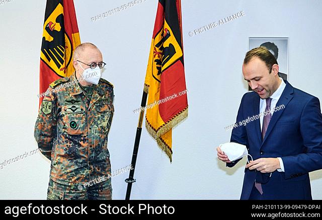 13 January 2021, Berlin: Jürgen Karl Uchtmann (l.), commander of the Berlin State Command, and Sebastian Czaja (FDP), chairman of his parliamentary group in the...