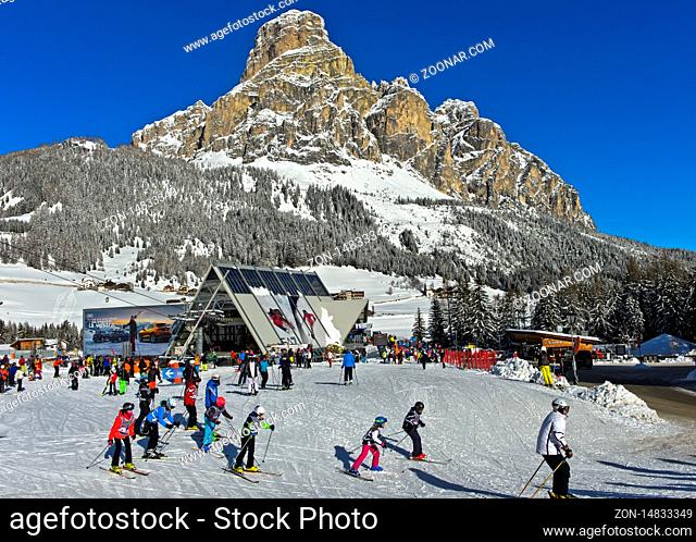 Skistation Corvara, Kurfar, vor dem Gipfel Sassongher, Alta Badia, Dolomiten, Südtirol, Italien / Ski resport Corvara, Kurfar, peak Sassongher behind