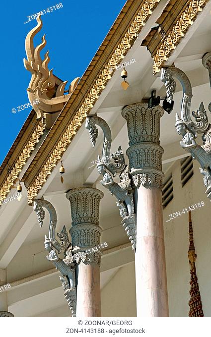 Dekorative Elemente eines Säulengangs der Thronhalle Preah Thineang Dheva Vinnichay, Königspalast, Phnom Penh, Kambodscha / Statuary of the colonade