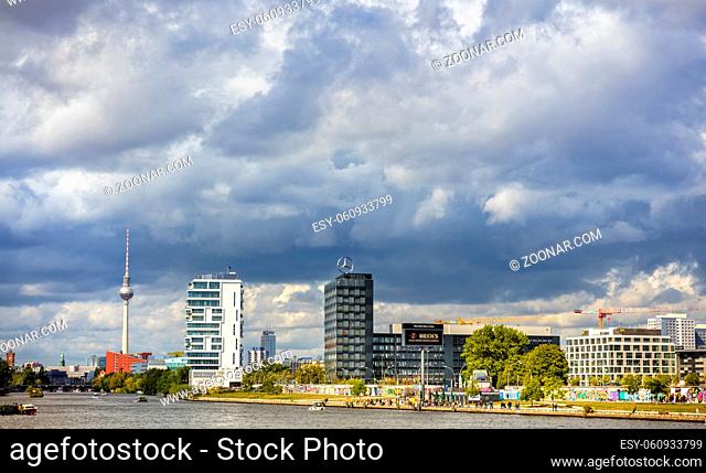 Blick von der Berliner Oberbaumbrücke in Richtung Alexanderplatz