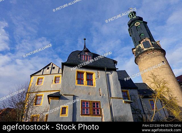 24 December 2022, Thuringia, Weimar: The city palace with gatehouse (l) in the Bastille and the palace tower. The residential palace, now used as a museum