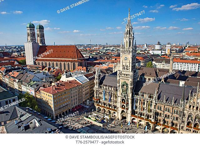 The beautiful Neue Rathaus town hall and Frauenkirche at the Marienplatz in Munich, Germany