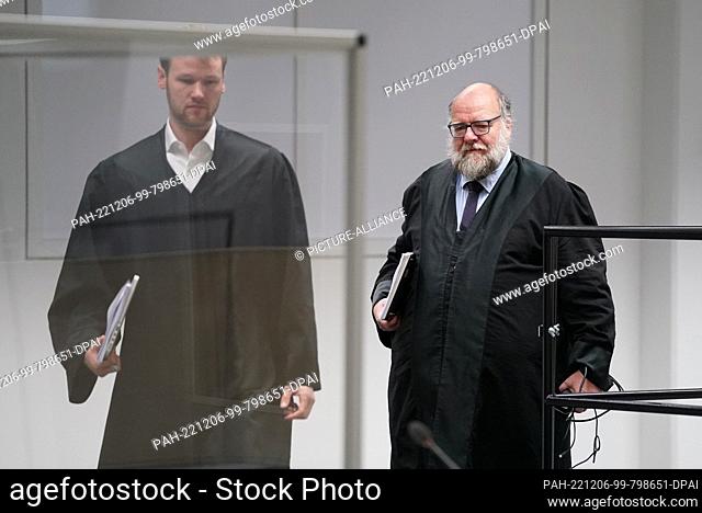 06 December 2022, Schleswig-Holstein, Itzehoe: Wolf Molkentin (r) and Niklas Weber, lawyers for the defendant Irmgard F